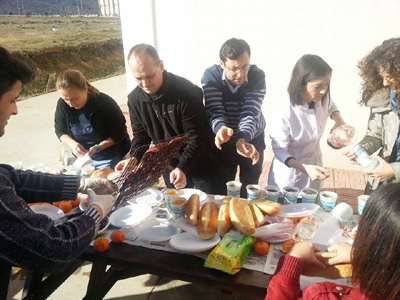 Ece Koldas, Murat Fındık, Firdevs Binli Önyay ve Arzu Dölcel Fındık ile birlikte Ondokuz Mayıs Üniversitesi Veteriner Fakültesi'de.