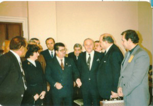 Cumhurbaşkanı Turgut Özal ve Kaya Erdem tavukçuluk fuarında işadamı Mazhar Zorlu ile