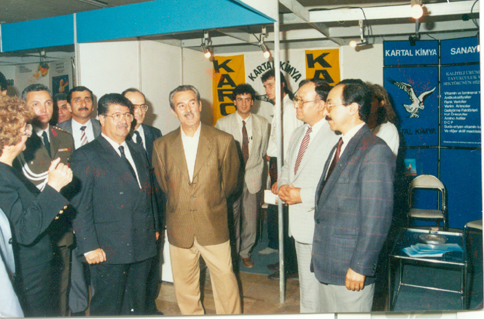 Turgut Özal ve Kartal Kimya standında.Yusuf Kanat ile 