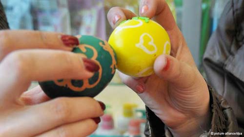 Renkli yumurtalar tokuşturulur ve kırılmayan yumurta kazanır