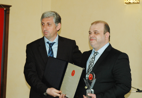 Çiftlik Dergisi Editörü Serdar KONURALP ödülü Prof.Dr.Ender YARSAN’dan aldı.   