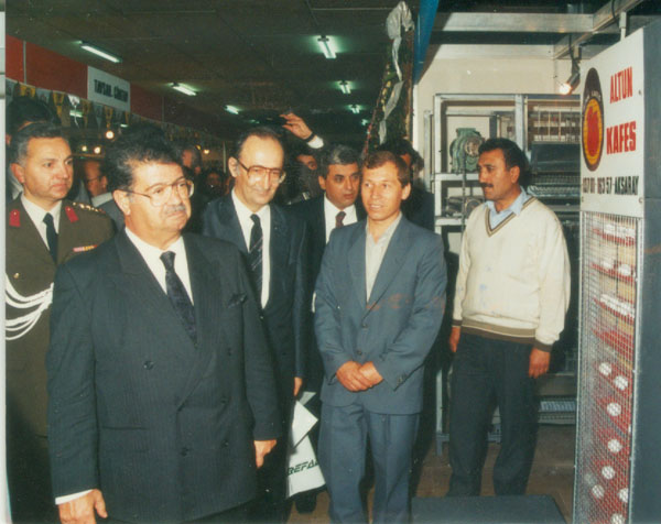 Osman Altuntaş Tavukçuluk Fuarı'nda Standinin önünde Başbakan Turgut Özal ile