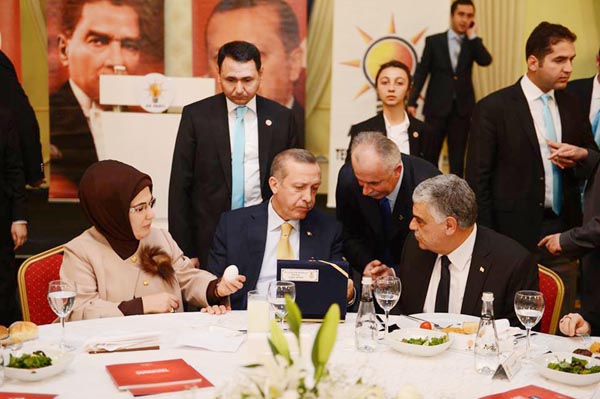 dede Çiftliği kurucusu Adnan Arsu Başbakan Erdoğan ve eşine "üzerinde "ALLAH" yazılı yumurtayı gösterirken görülüyor