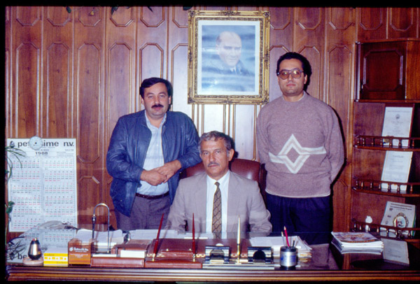 Yıl 1988 Hastavuk kurucuları Sedat Sezer Oturan,İ.Hakkı Yılmaz sağ başta ayakta ve nEjat sezer ayakta sağda.(Kaynak:çiftlik dergisi arşivi)