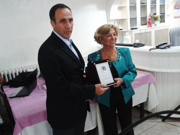 Prof.Dr.Rüveyde Akbay'a (Bilisel Tavukçuluk Derneği Başkanı) ödül verildi