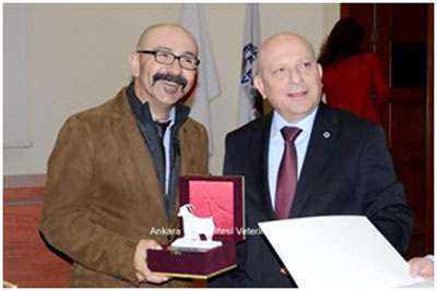 Prof. Dr. Serdar Diker, Prof. Dr. Nejat Aydın’a verilen plaketi alırken