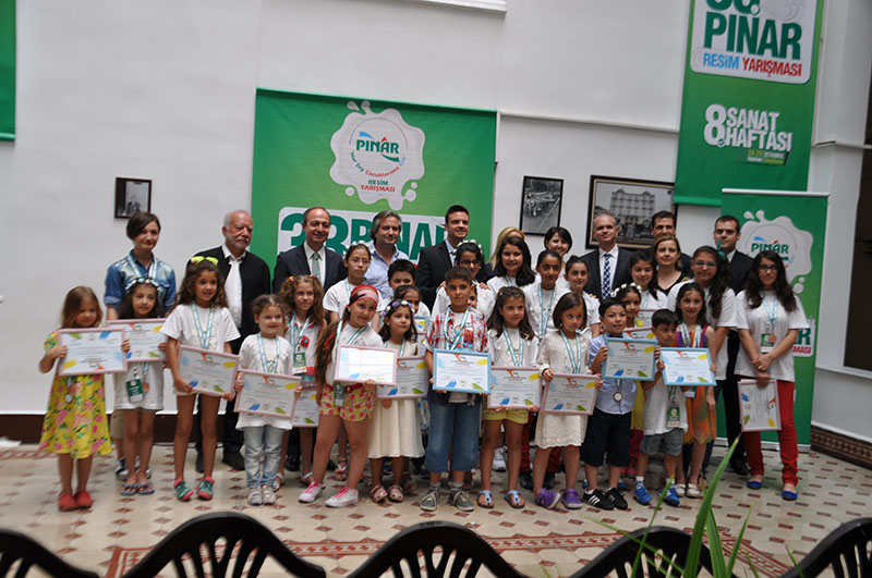 Pınar resim yarışması 2014'te ödül alan çocuklar