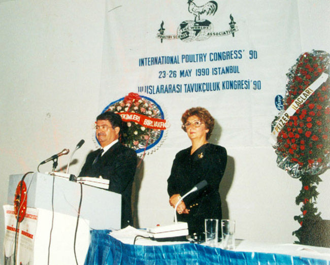 Cumhurbaşkanı Özal  1990 yılında Uluslararası Tavukçuluk Kongresini açış konuşmasını yaparken bilimsel Tavukçuluk derneği Başkanı Prof.Dr.Rüveyde Akbay ile birlikte görülüyor