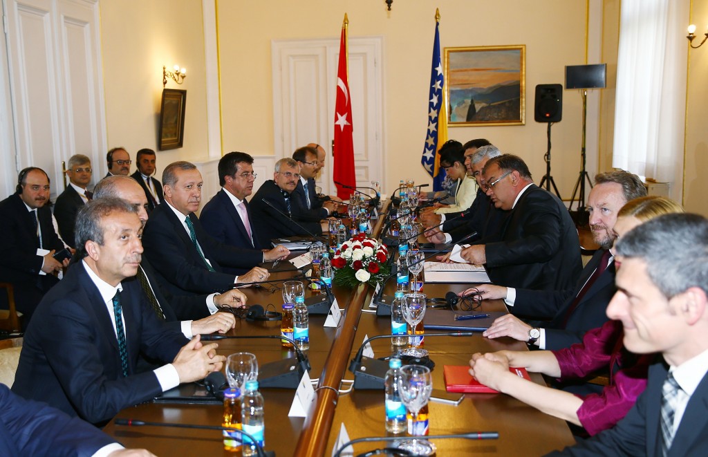 Cumhurbaşkanı Recep Tayyip Erdoğan, resmi ziyaret için geldiği Bosna Hersek'te Devlet Başkanlığı Konsey Başkanı Mladen İvaniç tarafından Cumhurbaşkanlığı Sarayı'nda resmi törenle karşılandı. Cumhurbaşkanı Erdoğan ve Devlet Başkanlığı Konsey Başkanı İvaniç