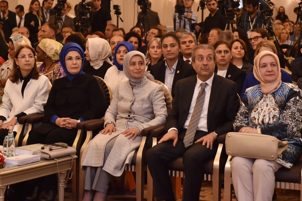 Cumhurbaşkanı Recep Tayyip Erdoğan'ın eşi Emine Erdoğan (sol 2), Başbakan Ahmet Davutoğlu'nun eşi Sare Davutoğlu (ortada), Aile ve Sosyal Politikalar Bakanı Ayşenur İslam (solda) ile Gıda, Tarım ve Hayvancılık Bakanı Mehdi Eker (sağ 2), Sakarya'da bir ote