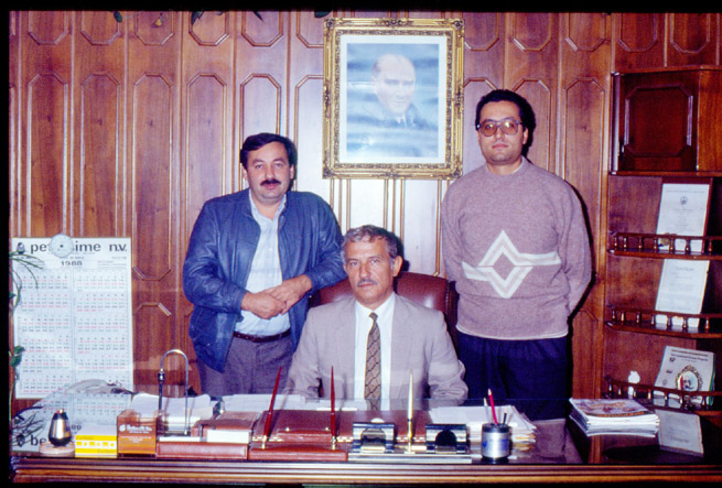 İsmail Hakkı Yılmaz ortağı Sedat Sezer ve Nejat sezer ile birliküte görülüyorlar.yıl 1988 (çiftlik dergişi arşivi)