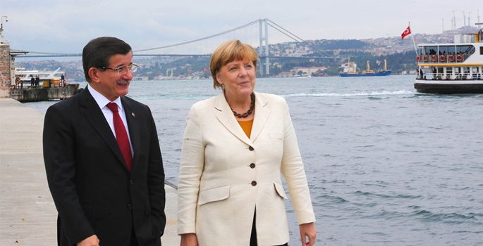 Başbakan Ahmet Davutoğlu ile Almanya Başbakanı Angela Merkel, Dolmabahçe'deki Başbakanlık Çalışma Ofisi'nde bir araya geldi. Başbakan Davutoğlu ve Merkel, görüşmelerin ardından yürüyüş yaptı. (Başbakanlık / Mustafa Aktaş - Anadolu Ajansı)