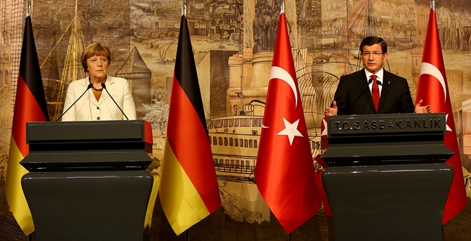 Başbakan Ahmet Davutoğlu,  Almanya Başbakanı Angela Merkel ile Dolmabahçe'deki Başbakanlık Ofisi'nde bir araya geldi. Davutoğlu ve Merkel, görüşme sonrası basın toplantısı düzenledi. (Berk Özkan - Anadolu Ajansı)