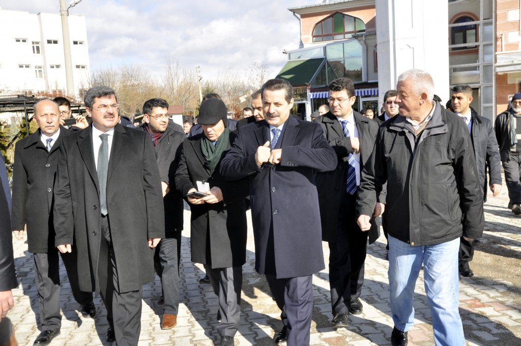 Gıda, Tarım ve Hayvancılık Bakanı Faruk Çelik, 24. AK Parti İstişare Toplantısı'na katılmak üzere geldiği Afyonkarahisar'da inşası süren Canlı Hayvan Borsası binasında incelemelerde bulundu. (Mustafa Bayer - Anadolu Ajansı)