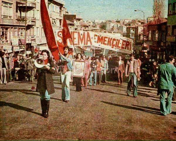Fatma Girik öncülüğünde, Oyuncular, (Sinema Emekçileri) 1 Mayıs kutlaması için yürüyüş yapıyor. ~1970 Beğen Beğen Muhteşem Hahaha İnanılmaz Üzgün Kızgın Yorum YapPaylaş