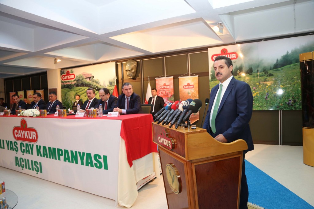 Gıda Tarım ve Hayvancılık Bakanı Faruk Çelik, ÇAYKUR Genel Müdürlüğü'nde düzenlenen toplantıda, 2016 yaş çay alım fiyatını açıkladı. ( Fikret Delal - Anadolu Ajansı )