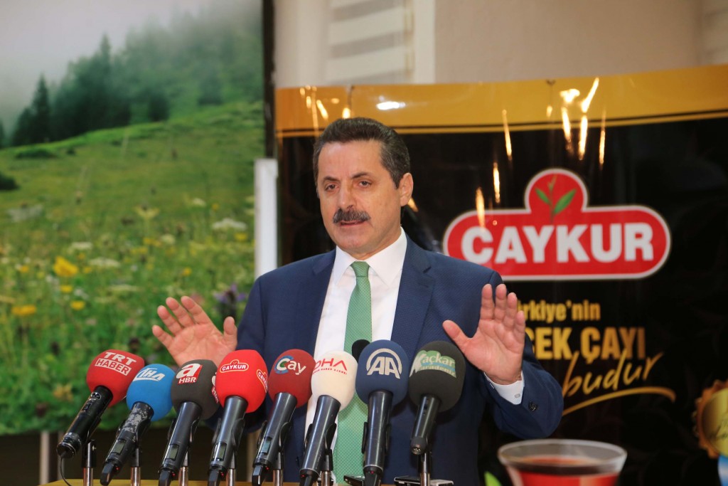 Gıda Tarım ve Hayvancılık Bakanı Faruk Çelik, ÇAYKUR Genel Müdürlüğü'nde düzenlenen toplantıda, 2016 yaş çay alım fiyatını açıkladı. ( Fikret Delal - Anadolu Ajansı )
