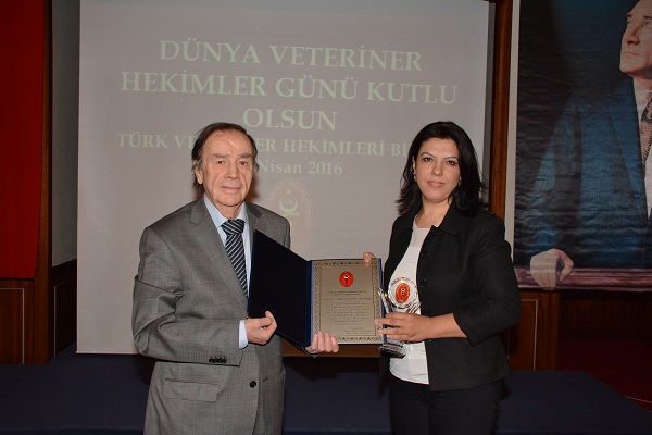 Ödül alan Konya Veteriner Kontrol Enstitüsü Müdürü Emine ÇİFTCİ -