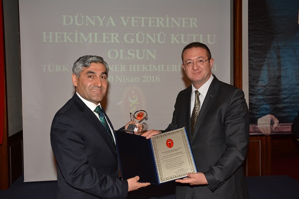 Ödül alan Veteriner Hekim Prof. Dr. İbrahim DEMİRKAN -