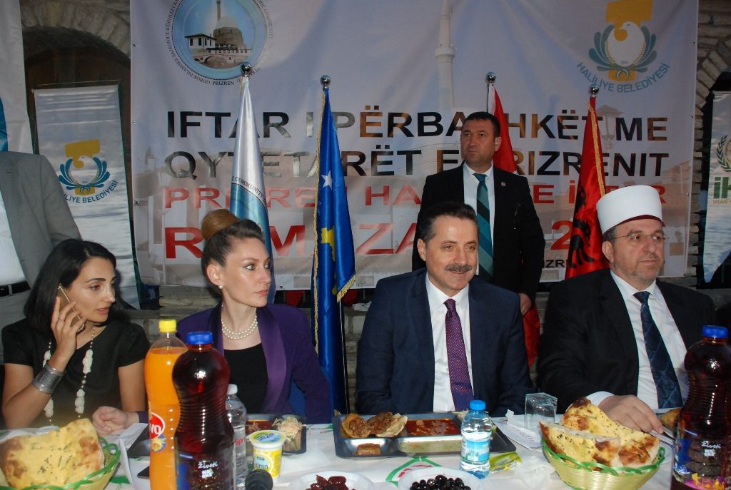 Gıda Tarım ve Hayvancılık Bakanı Faruk Çelik (sağ 2), Kosova ziyareti kapsamında, Prizren şehrinde Şanlıurfa'nın Haliliye Belediyesi ile Prizren Müftülüğü tarafından düzenlenen iftar programına katıldı. Kosova İslam Birliği Başkanı Naim Tırnava (sağda) ve
