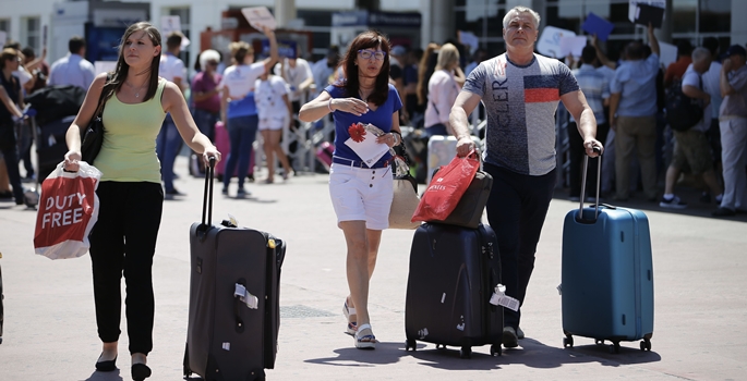Rusya ile Türkiye arasında ilişkileri normalleştirmeye  dönük atılan adımların ardından Rus turist kafilesini taşıyan ilk uçak, Antalya Havalimanı'na indi. Moskova-Antalya seferini gerçekleştiren Rossiya Airlines'ın FV 5859 sefer numaralı Boeing 737-800 uçağı, 189 yolcusuyla Antalya Havalimanı 2. Dış Hatlar Terminaline geldi. Uzun bir aradan sonra gelen ilk Rus turist kafilesi, Antalya Havalimanı Mülki İdare Amiri Vali Yardımcısı Mehmet Yavuz, Antalya DHMİ Baş Müdürü Osman Serdar ve ICF Airports Antalya Havalimanı yönetimi tarafından çiçeklerle karşılandı. ( Mustafa Çiftçi - Anadolu Ajansı )