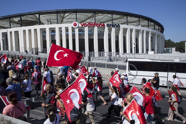 Cumhuriyet Halk Partisi'nin çağrısıyla Taksim Meydanı'nda gerçekleştirilecek "Cumhuriyet ve Demokrasi" mitingi için vatandaşlar meydana gelmeye başladı. ( Arif Hüdaverdi Yaman - Anadolu Ajansı )