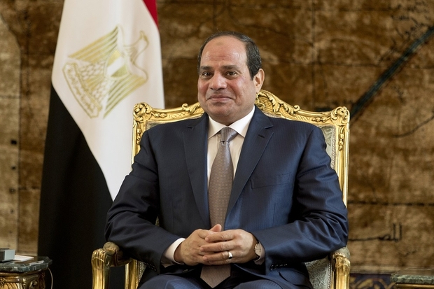 Egyptian President Abdel Fattah al-Sisi poses during a meeting with French Prime Minister Manuel Valls (unseen) at the presidential palace on October 10, 2015 in the Egyptian capital Cairo. Valls arrived in Egypt to start a three-country Arab tour aimed at boosting economic ties and for holding talks on the region's conflicts. AFP PHOTO / KENZO TRIBOUILLARD