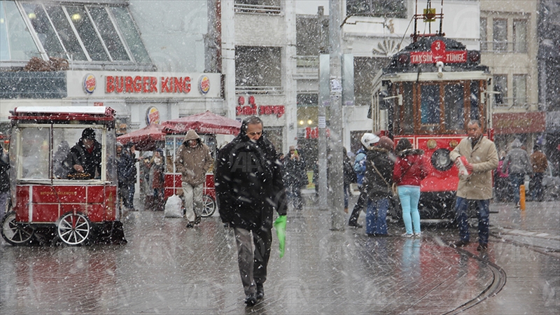 İSTANBUL (AA) - İstanbul Büyükşehir Belediyesi kış şartları ile mücadele kapsamında kışa hazırlık toplantısı yaptı. Kışla mücadele kapsamında 43 kritik noktaya Buzlanma Erken Uyarı Sistemi kuruldu. ( Anadolu Ajansı - Melda Altakhan )