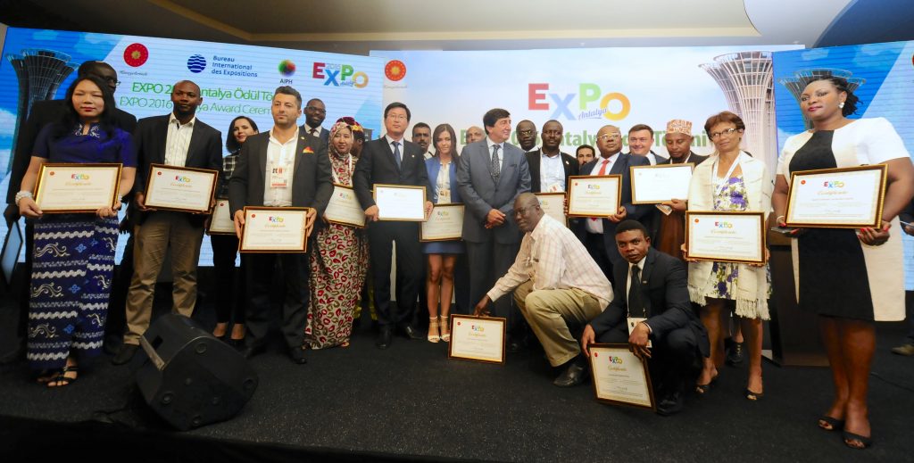 Gıda, Tarım ve Hayvancılık Bakanı Faruk Çelik, EXPO 2016 Antalya sergi alanındaki Kongre Merkezi'nde düzenlenen "EXPO 2016 Antalya Ödül Töreni"ne katıldı. Törende  EXPO 2016 Antalya bahçesi bulunan ülkelere katılımcı sertifikaları verildi.  ( Mustafa Çift