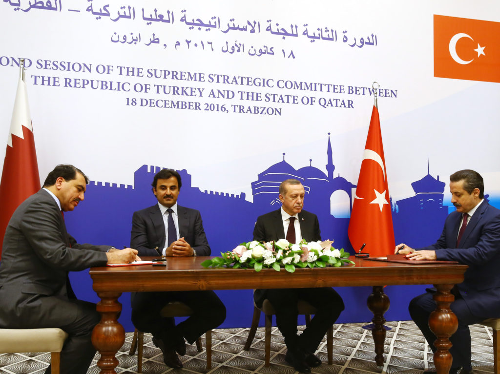 Cumhurbaşkanı Recep Tayyip Erdoğan ve Katar Emiri Şeyh Temim Hamad El-Tani, Trabzon'da düzenlenen Türkiye-Katar Yüksek Stratejik Komite İkinci Toplantısı'na katıldı. Türkiye-Katar Yüksek Stratejik Komite İkinci Toplantısı'nın ardından iki ülke arasında eğ