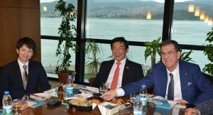 Japon Büyükelçiye suşi sürprizi Japonya’nın Türkiye Büyükelçisi Akio MIYAJIMA'ya Ege İhracatçı Birlikleri'ni ziyareti sırasında suşi ikram edildi